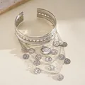 Vue détaillée d'un bracelet de bras vintage en métal argenté avec pompons de pièces. - Argent