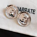 Macro-opname van minimalistische onregelmatige ronde zilveren oorknopjes met textuur - Vloeibaar Metaal Oorring (41#)