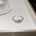 Vista macro dettagliata di un anello aperto a fibbia a ferro di cavallo con pavé di cristalli. - Anello con Fibbia a Ferro di Cavallo / Argento