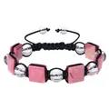 Primo piano di un braccialetto intrecciato regolabile con pietra rosa e perle di cristallo. - Bracciale con trama venatura del legno rosso