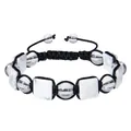 Detail eines handgefertigten verstellbaren Armbands mit weißen Marmor- und Kristallperlen - Weißes Howlith Armband