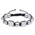 Detailansicht eines verstellbaren geflochtenen Armbands mit Rosenquarz und Perlen - Rosenquarz Armband