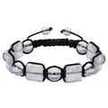 Detailaufnahme der weißen quadratischen Kristallperlen an einem schwarzen Armband - Bergkristall Armband