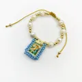 Religieuze vintage armband met natuurlijke parels en detail van de Maria hanger - Lichtblauw