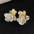 Elegante tweekleurige goud en zilveren bloem oorknopjes met fonkelend strass middelpunt - Dubbellaagse Geplooide Bloem (31#)