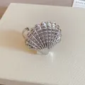 Eleganter silberner Armreif in Muschelform mit verstellbarem Design und metallischem Glanz - Muschelform / Silber