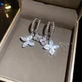 Elegante oorbellen met fonkelende bloemenhangers van strass in een geschenkdoos - Stijl 57 (HE32568)
