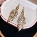 Elegante gouden blad oorbellen met fonkelende zirkonia steentjes in een geschenkdoos - Stijl 61 (HE32568)