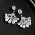 Elegante waaiervormige druppeloorbellen met pavé-kristallen en witte parels voor feesten - Stijl 65 (HE32568)