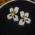 Prachtige bloemenoorknopjes met fonkelende kristallen in een elegante vintage luxe stijl - Stijl 70 (HE32568)
