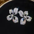 Elegante bloemvormige zilveren oorknopjes bezet met schitterende en fonkelende diamanten - Stijl 71 (HE32568)