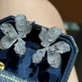 Close-up van zilverkleurige bloemknopjes bezet met sprankelende kristallen. - Stijl 79 (HE32568)