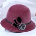 Elegante wijnrode wollen cloche hoed voor dames met zachte pluche bal en bladdecoratie - Oudroze