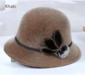 Detail van de kaki wollen vissershoed met stippenlint en decoratieve fluwelen blad - Khaki