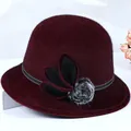 Eleganter weinroter Wollhut für Damen mit gepunktetem Band und schöner Blumendekoration - Einheitsgröße 57cm / Burgunderrot