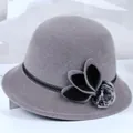 Donkergrijze wollen cloche hoed voor dames met polkadot lint en bont pompon detail - Elegant Grijs