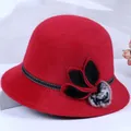 Elegante rode wollen cloche hoed voor oudere dames met bloemaccent en zachte pompon - Rood