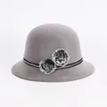 Chapeau cloche d'hiver en fausse fourrure grise avec ruban et pompons décoratifs - Gris (Double Pompon)