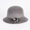 Chapeau cloche gris foncé élégant avec ruban de velours noir et pompon en fausse fourrure - Gris (Pompon Unique)