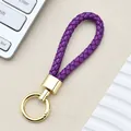 Portachiavi minimalista in pelle intrecciata viola con elegante anello in metallo oro - Fibbia Intrecciata con Anello a Molla / Viola scuro