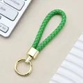 Portachiavi in pelle PU intrecciata verde con anello metallico dorato per auto - Fibbia Intrecciata con Anello a Molla / Verde
