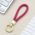 Portachiavi in pelle PU intrecciata rosso rosa con chiusura a molla in metallo dorato - Fibbia Intrecciata con Anello a Molla / Rosa Rossa