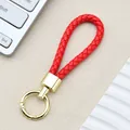 Portachiavi in pelle PU intrecciata rossa con componenti metallici dorati premium - Fibbia Intrecciata con Anello a Molla / Rosso