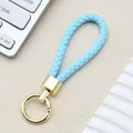 Portachiavi in pelle PU intrecciata blu cielo con anello in metallo oro pallido - Fibbia Intrecciata con Anello a Molla / Azzurro