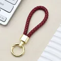 Portachiavi intrecciato in pelle bordeaux con anello in metallo dorato per auto e borse - Fibbia Intrecciata con Anello a Molla / Rosso Vino