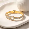 Minimalistischer vergoldeter Edelstahl-Armreif mit funkelndem Kristallbesatz - Gold