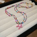 Collana di perle di vetro colorate con un vivace ciondolo a forma di cane palloncino rosa. - Collana N. 54 - Colorata