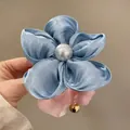 Detalle de coletero de flor en satén azul con perla blanca y banda plisada rosa - Elegante coletero de flores con perlas artificiales (4#) / Azul