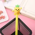 Detailweergave van een schattig 3D-cartoon ananasfiguur op een gele creatieve gelpen - Gele Ananas