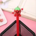 Detailopname van een schattig aardbei-personage op een creatieve rode zwarte inkt gelpen - Rode Aardbei
