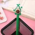 Detailopname van een schattige groene avocado-topper op een zwarte gelpen voor studenten - Groene Avocado