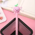 Gedetailleerde close-up van een schattig roze fruitfiguurtje op een creatieve gelpen. - Roze Perzik