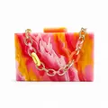 Dettaglio della pochette da sera in acrilico marmorizzato rosa con catena dorata - Stile Rosa Con Catena a Bracciale