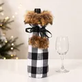 Detalle de funda navideña para botella con cuadros, cuello de piel y lazo de pompón - Cuadros Negros y Blancos