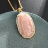 Pendente ovale dorato con rilievo cammeo rosa e bordo di cristalli bianchi lucidi - Rosa