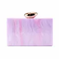 Détail de la pochette en acrylique marbre rose avec fermoir en métal doré rose lisse - Lavande