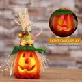 Zucca di Halloween luminosa in schiuma con cappello verde e girasoli, altezza 22cm - Zucca con Cappello Verde