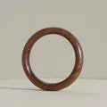 Brazalete minimalista de sándalo rojo con acabado de veta de madera natural pulida - 62mm / Barra Redonda / 8mm / Sándalo verde de veta recta