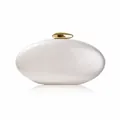 Dettaglio della borsa clutch in acrilico perlato bianco con chiusura a ciottolo dorata - Perla