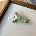 Elegant acetate flower hair claw with white daisies and green marbled base design - Daisy Floral Style (6)
