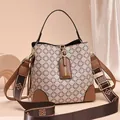 Retro-Beuteltasche mit Monogramm-Muster in Beige und Braun mit breitem Gurt - Stil 2 Kreise Khaki