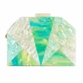 Détail de la pochette géométrique en acrylique avec texture marbre et fermoir doré - vert clair