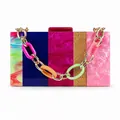 Detail van acryl clutch met kleurrijke marmeren strepen en dikke kettinggreep - Splicing Multicolor (Kleurrijke Acrylketting)