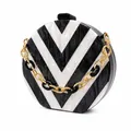 Détail du sac de soirée rond en acrylique avec rayures en V marbrées noires et blanches - Avec chaîne à main