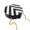 Détail du sac de soirée rond en acrylique avec motif à rayures marbrées noir et blanc - Chaîne Longue Dorée