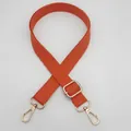 Détail de la bandoulière réglable en toile orange avec crochets dorés polis - Orange